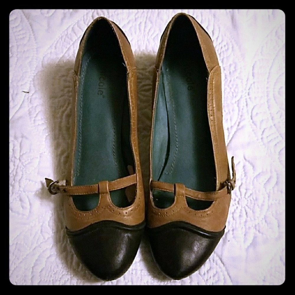 Vintage tan and black secretary pump